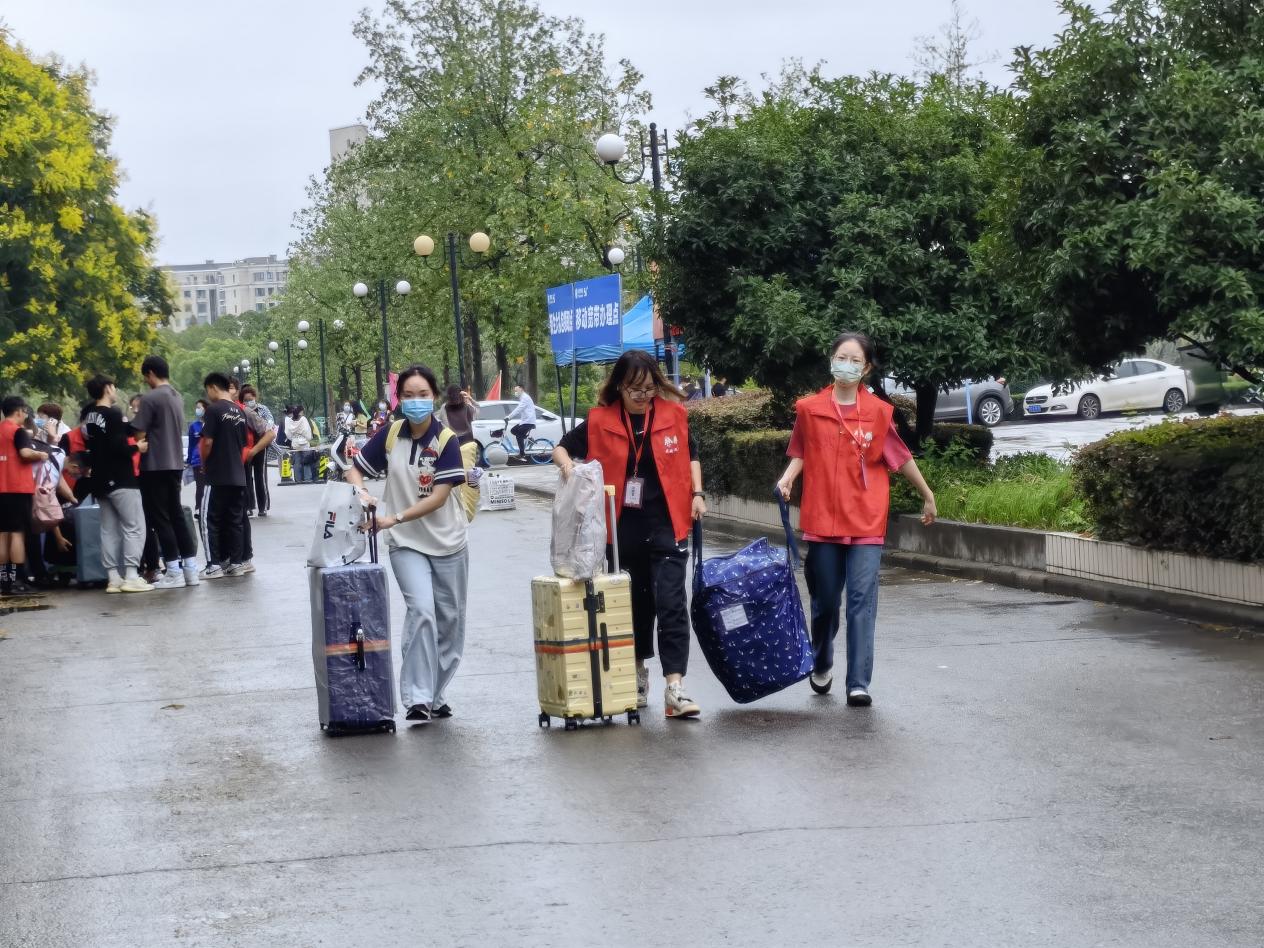 51看片
志愿者帮新生搬运行李