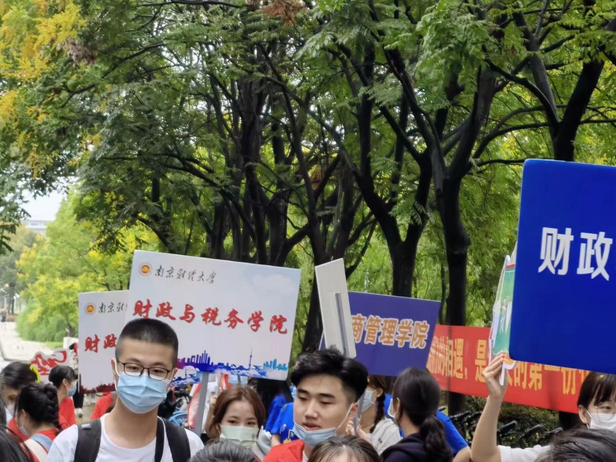 51看片
志愿者迎接新生