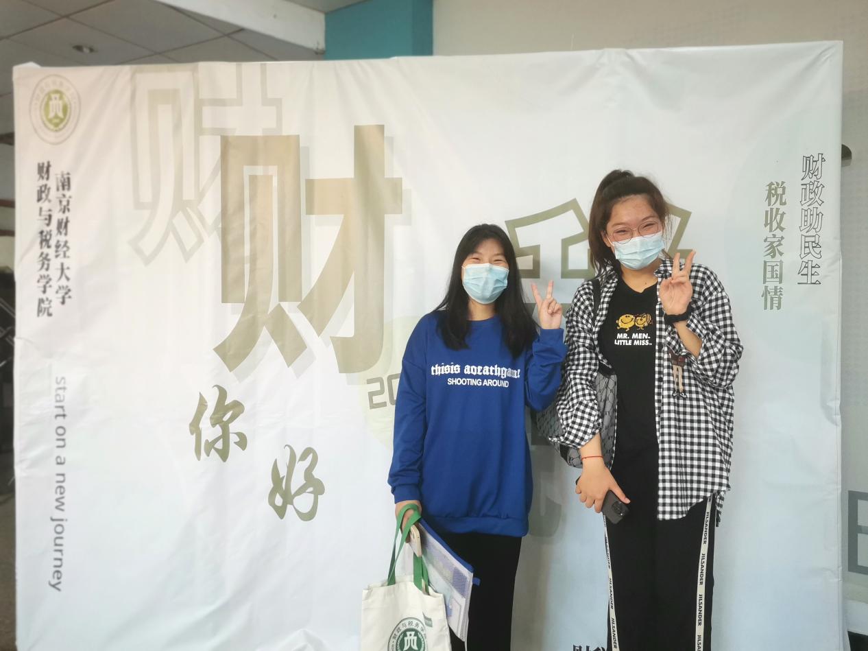 51看片
新生拿到礼物后合影