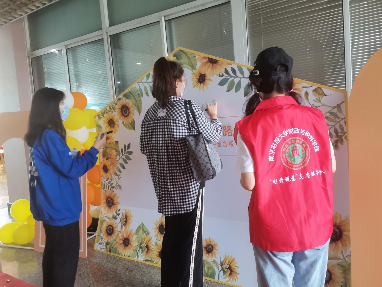 51看片
新生在留言板前留言